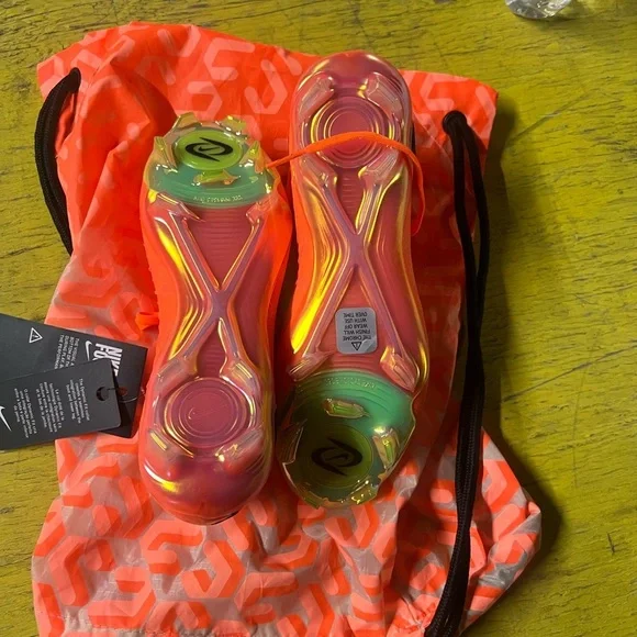 Nike Dynamic Fit Bright Orange Cleats - Picture 3 of 8